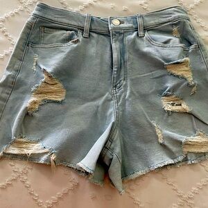 Adorable high rise boyfriend shorts!